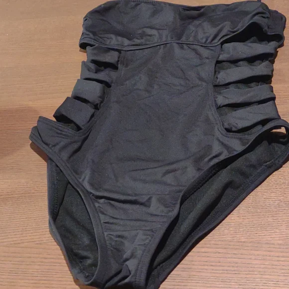 NWOT Kenneth Cole Reaction Black Side Cut Out Swimsuit Size S - Picture 4 of 4